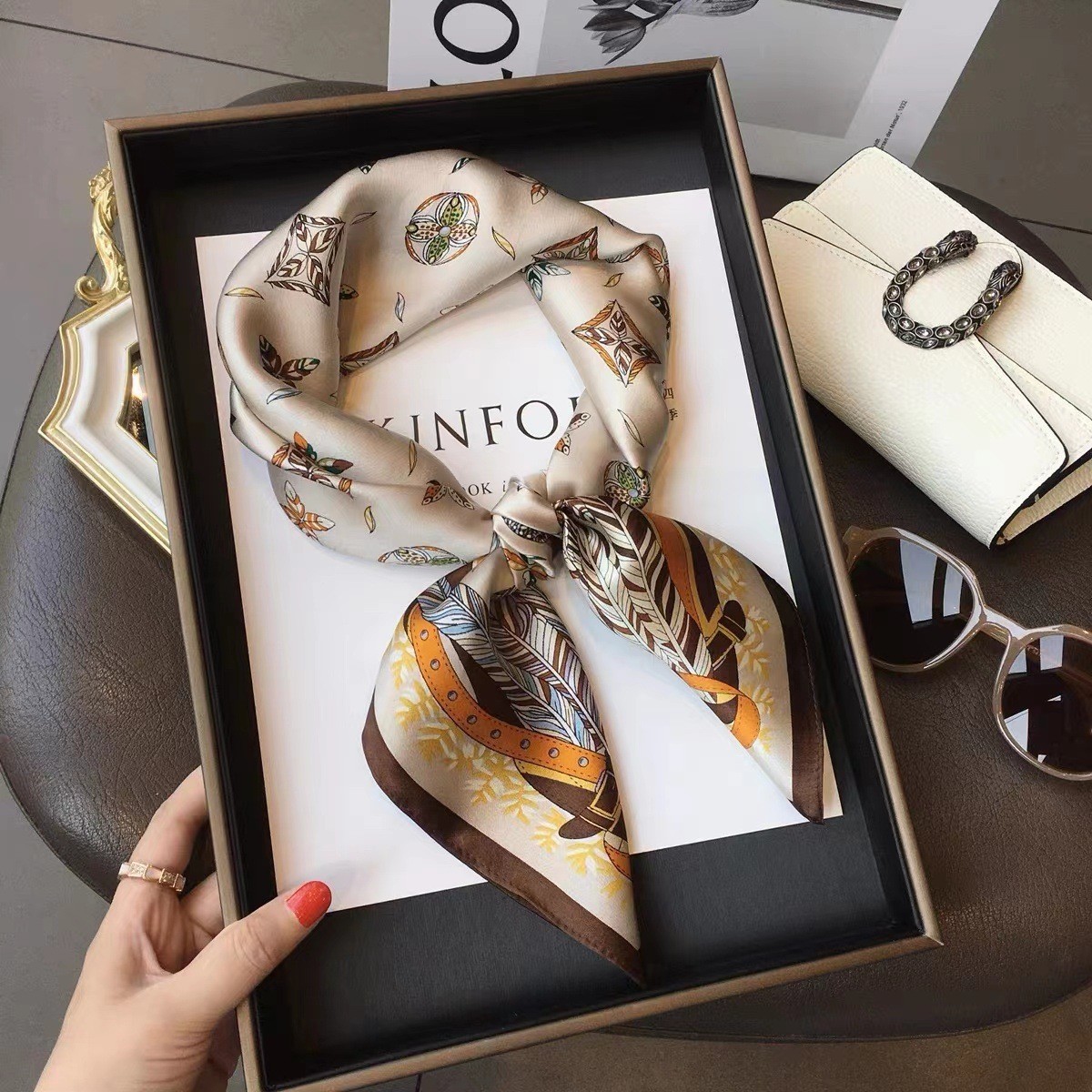 Luxury Bags Trending - Bufanda cuadrada de seda con estampado