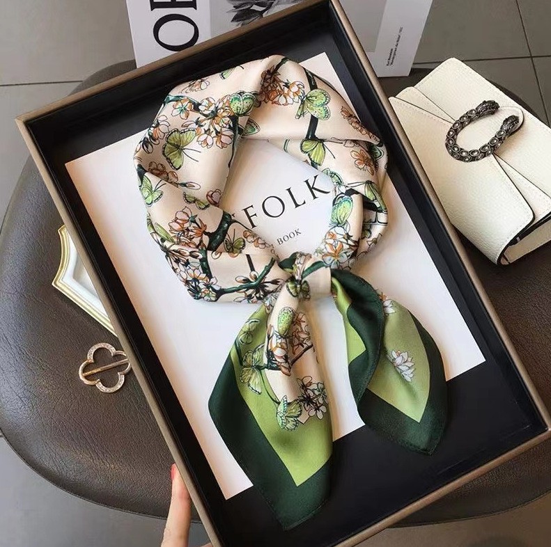 Bufanda cuadrada de seda con e - Luxury Bags Trending reseña y precio