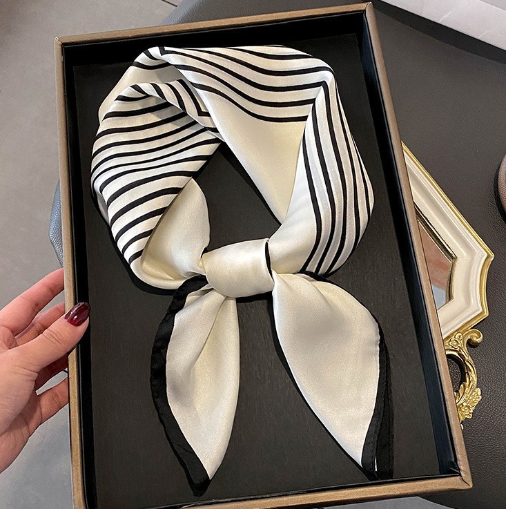 Bufanda cuadrada de seda con e - Luxury Bags Trending reseña y precio